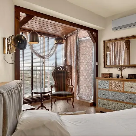 Panoramic Comfort & Vintage Designer By Linas Daire